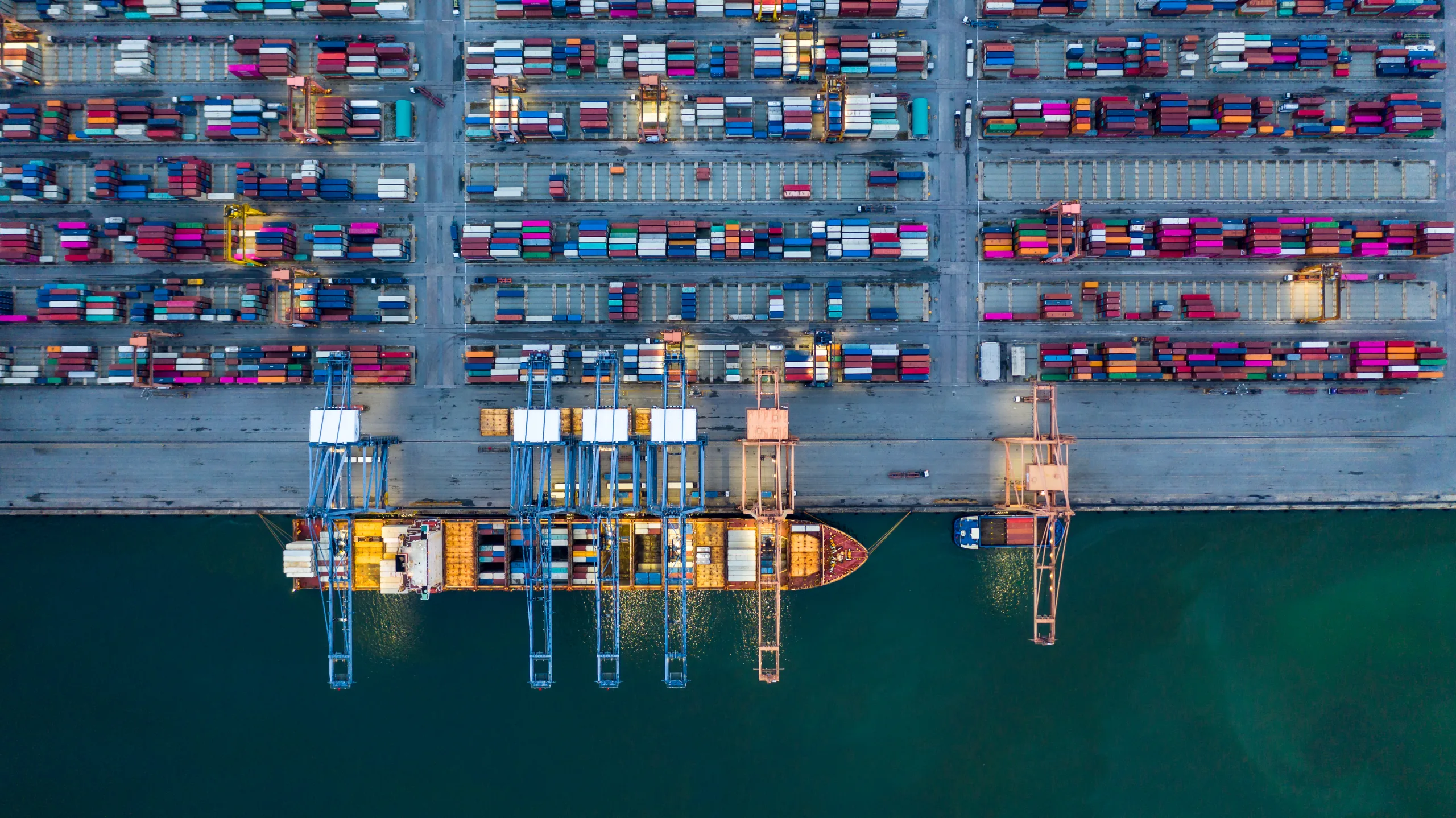 Aerial view container ship loaded in container terminal at night 網店物流 - ePlus 憑藉 智慧物流 經驗和自置倉庫優勢,為企業提供一站式電商物流方案,服務包括貨運代理、 進出口報關 、海外倉儲、本地及跨境配送、冷鏈物流、眾籌物流及電商代營運。配備AMR及雲端物流系統,實現高效率訂單處理及庫存管理,助企業迎合 數碼轉型 趨勢,提升營運效率。